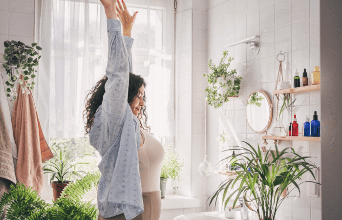 Femme faisant des étirements