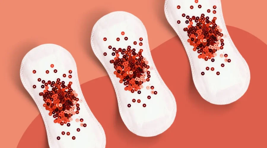 Trois serviettes hygiéniques sur fond corail avec des paillettes rouges symbolisant des règles abondantes et des saignements utérins anormaux en périménopause.