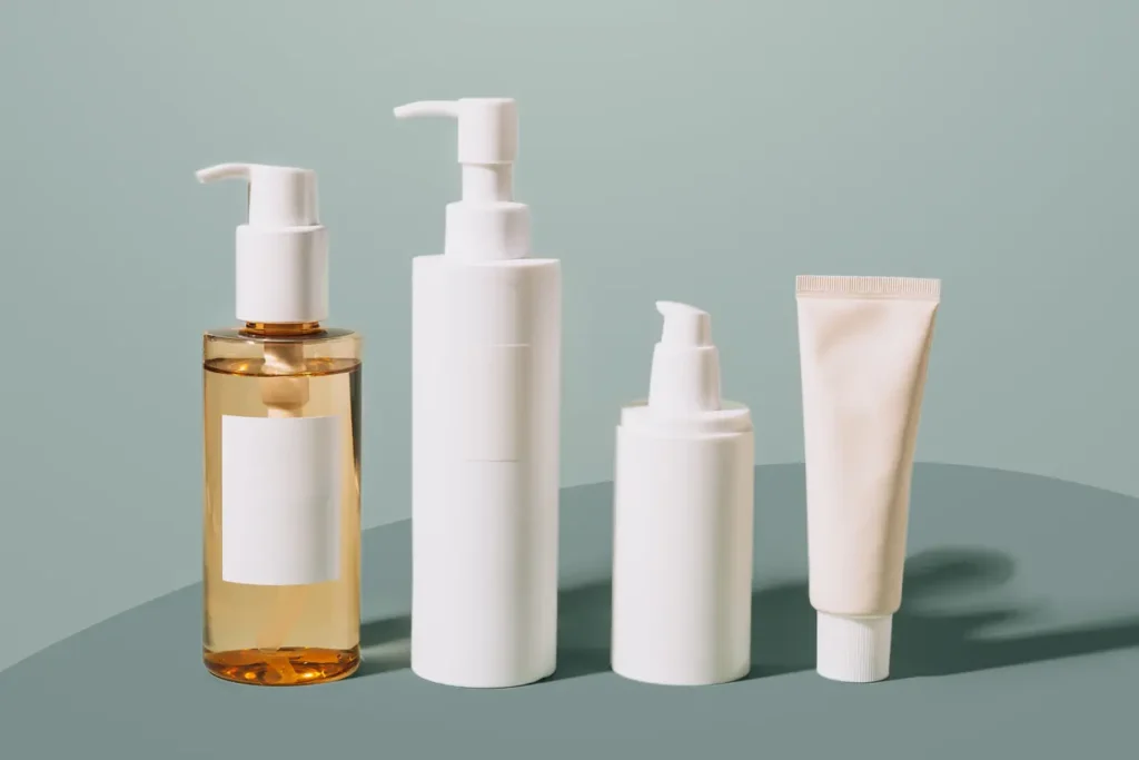 Une routine de soins visage simple en 3 étapes incluant nettoyant, sérum à la vitamine C et protection solaire.