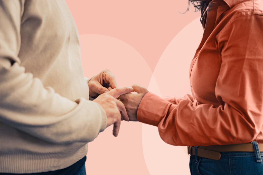Deux partenaires se tenant les mains en signe de soutien pendant la transition ménopausique