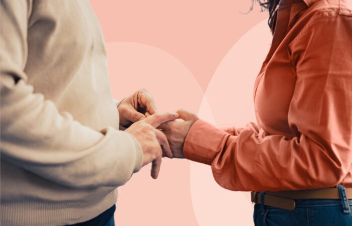 Deux partenaires se tenant les mains en signe de soutien pendant la transition ménopausique
