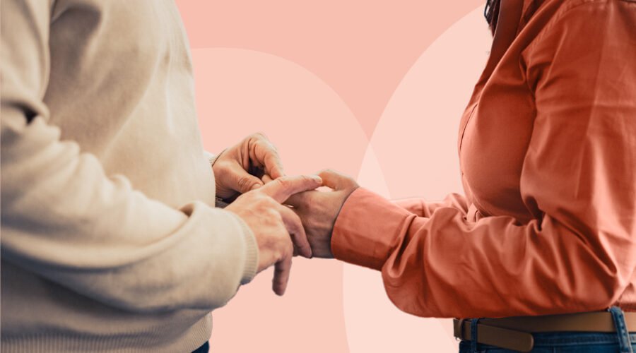 Deux partenaires se tenant les mains en signe de soutien pendant la transition ménopausique
